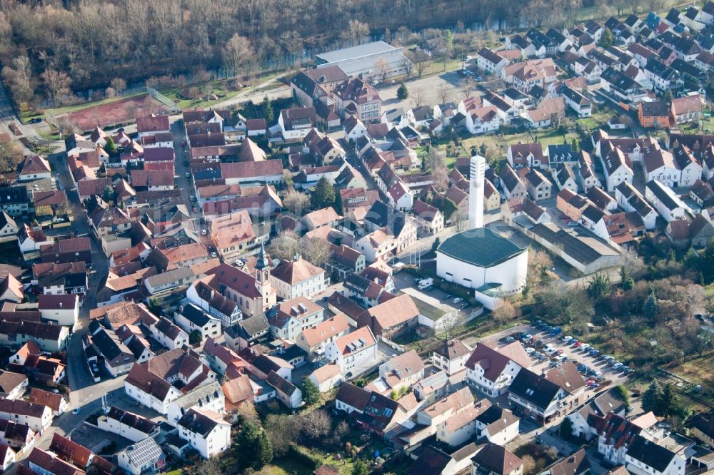 Luftaufnahme Wörth am Rhein - Kirchengebäude der Pfarrkirche St. Ägidius in der Dorfmitte in Wörth am Rhein im Bundesland Rheinland-Pfalz