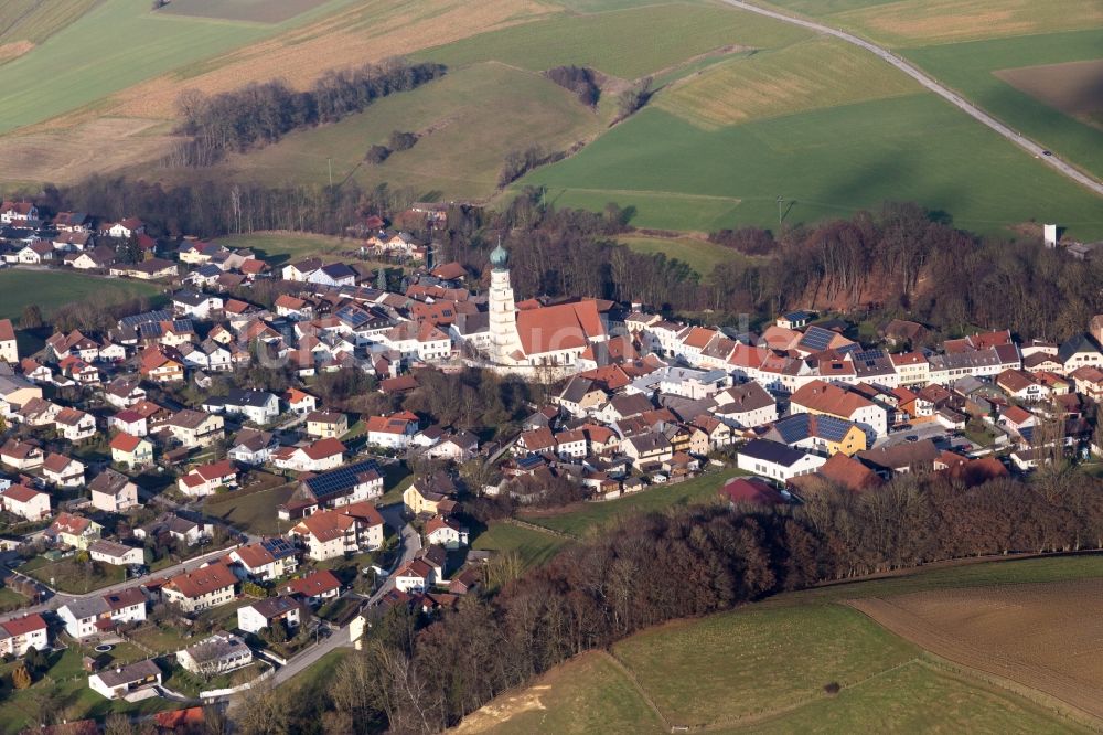 Kößlarn aus der Vogelperspektive: Kirchengebäude der Pfarrkirche Heiligste Dreifaltigkeit in der Dorfmitte im Ortsteil Grünberg in Kößlarn im Bundesland Bayern, Deutschland