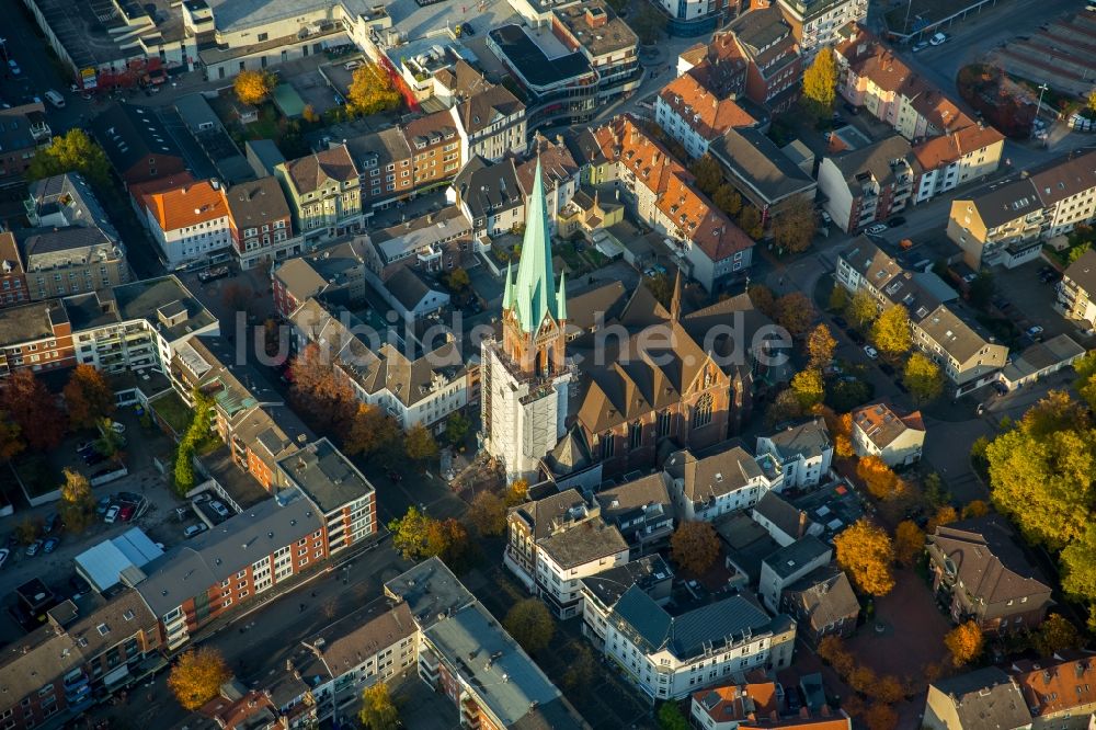 Gladbeck von oben - Kirchengebäude der Pfarrkirche St. Lamberti am Kirchplatz im Altstadt- Zentrum in Gladbeck im Bundesland Nordrhein-Westfalen