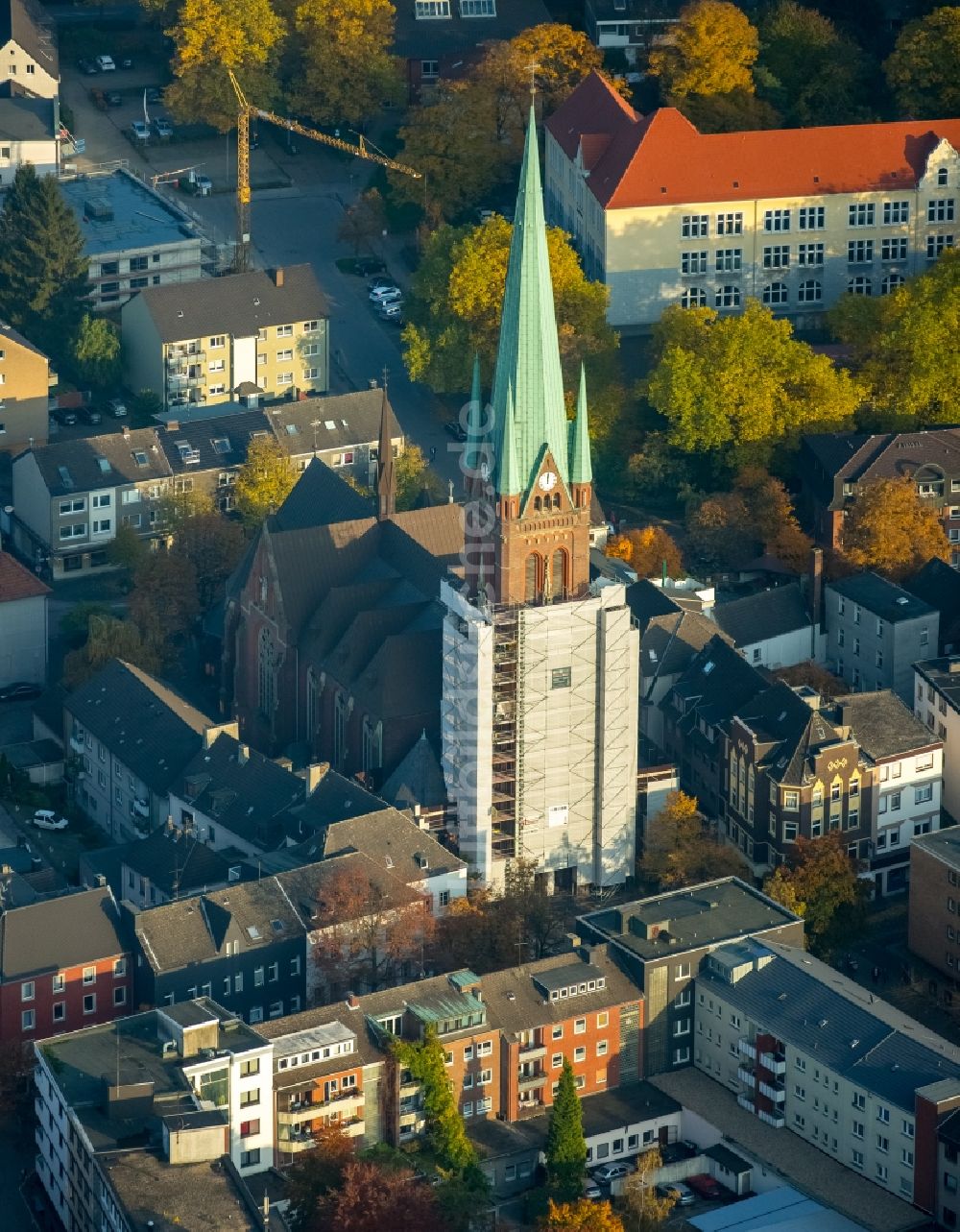 Gladbeck von oben - Kirchengebäude der Pfarrkirche St. Lamberti am Kirchplatz im Altstadt- Zentrum in Gladbeck im Bundesland Nordrhein-Westfalen