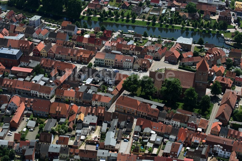 Plau am See aus der Vogelperspektive: Kirchengebäude der Pfarrkirche St. Marien im Altstadt- Zentrum in Plau am See im Bundesland Mecklenburg-Vorpommern