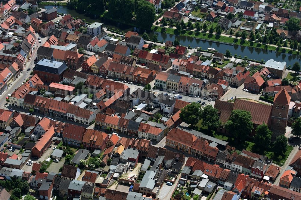 Luftbild Plau am See - Kirchengebäude der Pfarrkirche St. Marien im Altstadt- Zentrum in Plau am See im Bundesland Mecklenburg-Vorpommern