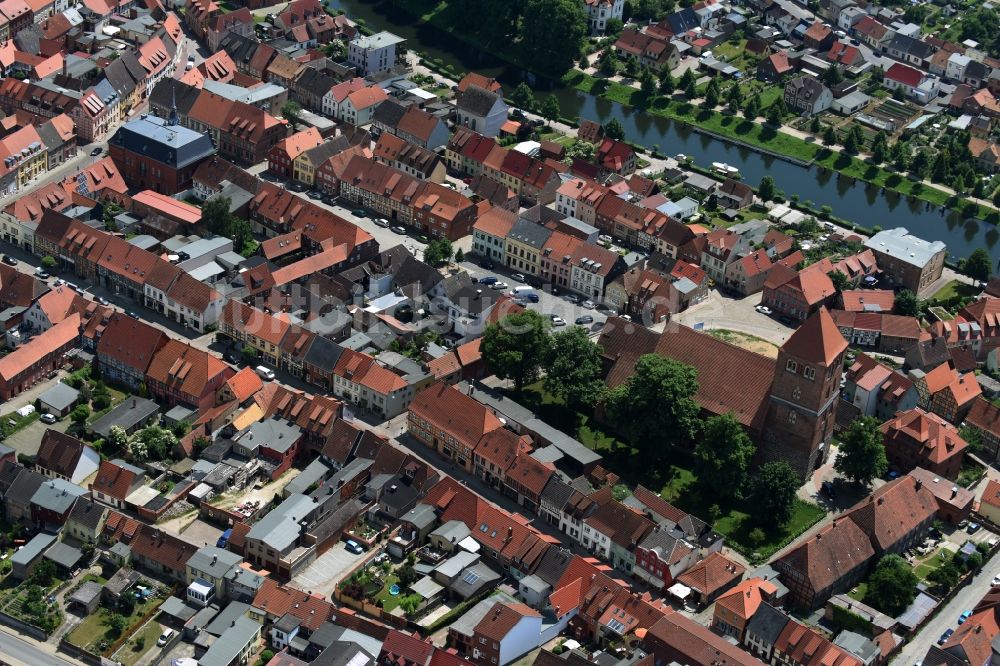 Luftaufnahme Plau am See - Kirchengebäude der Pfarrkirche St. Marien im Altstadt- Zentrum in Plau am See im Bundesland Mecklenburg-Vorpommern