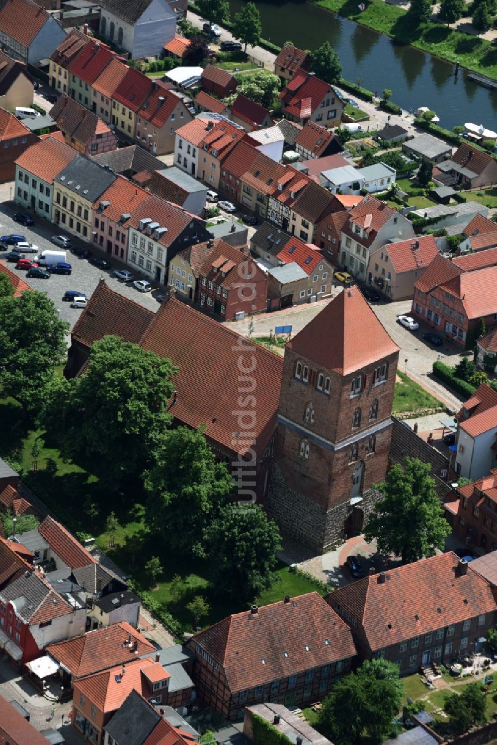 Plau am See aus der Vogelperspektive: Kirchengebäude der Pfarrkirche St. Marien am Kirchplatz in Plau am See im Bundesland Mecklenburg-Vorpommern