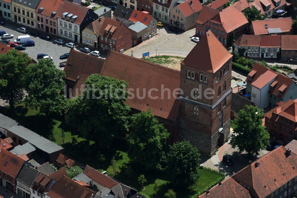 Plau am See von oben - Kirchengebäude der Pfarrkirche St. Marien am Kirchplatz in Plau am See im Bundesland Mecklenburg-Vorpommern