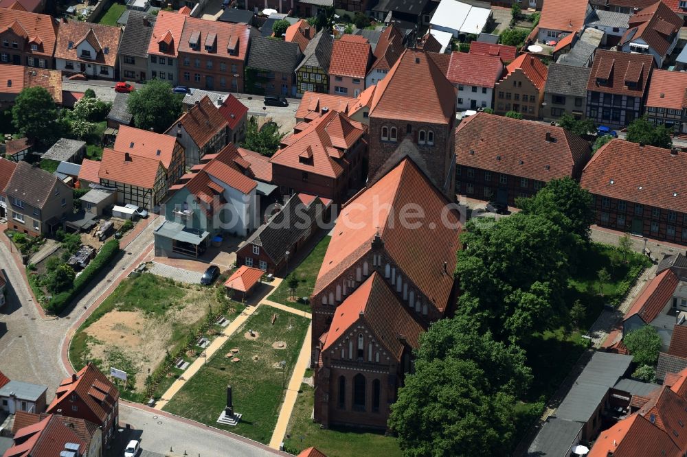 Plau am See aus der Vogelperspektive: Kirchengebäude der Pfarrkirche St. Marien am Kirchplatz in Plau am See im Bundesland Mecklenburg-Vorpommern