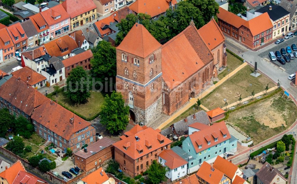 Plau am See von oben - Kirchengebäude der Pfarrkirche St. Marien am Kirchplatz in Plau am See im Bundesland Mecklenburg-Vorpommern