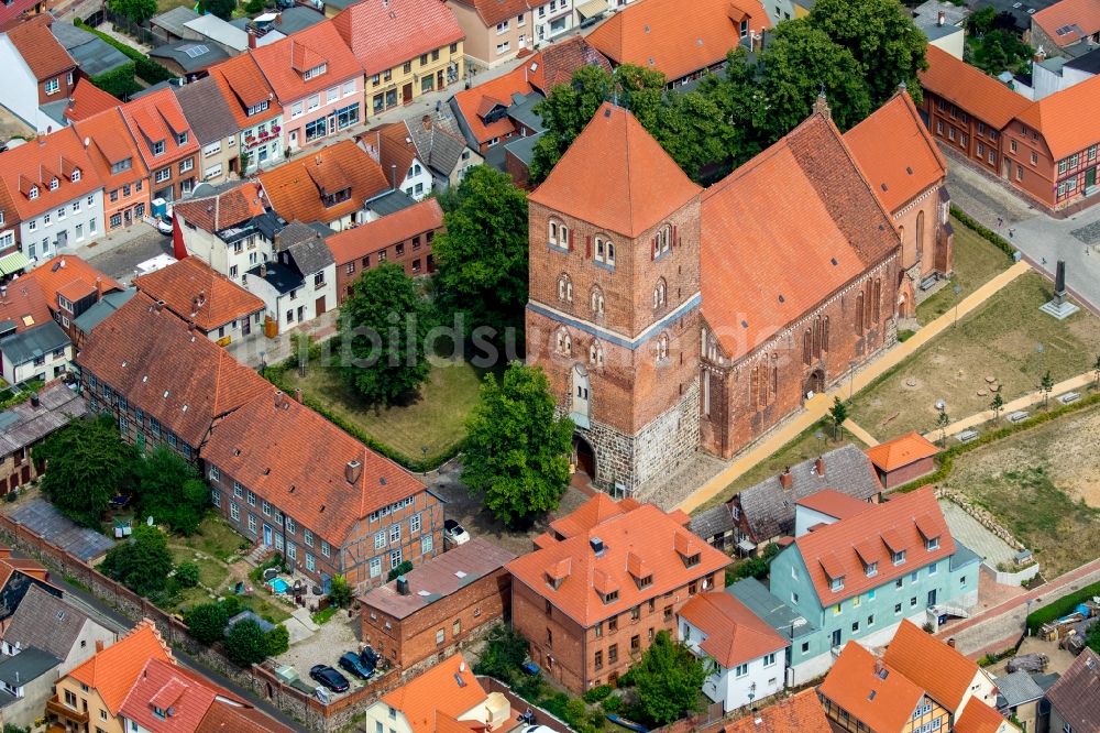 Plau am See aus der Vogelperspektive: Kirchengebäude der Pfarrkirche St. Marien am Kirchplatz in Plau am See im Bundesland Mecklenburg-Vorpommern