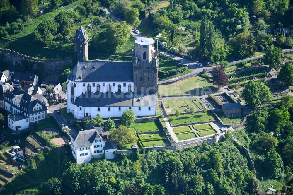 Oberwesel aus der Vogelperspektive: Kirchengebäude der Pfarrkirche St. Martin auf dem Martinsberg in Oberwesel im Bundesland Rheinland-Pfalz, Deutschland