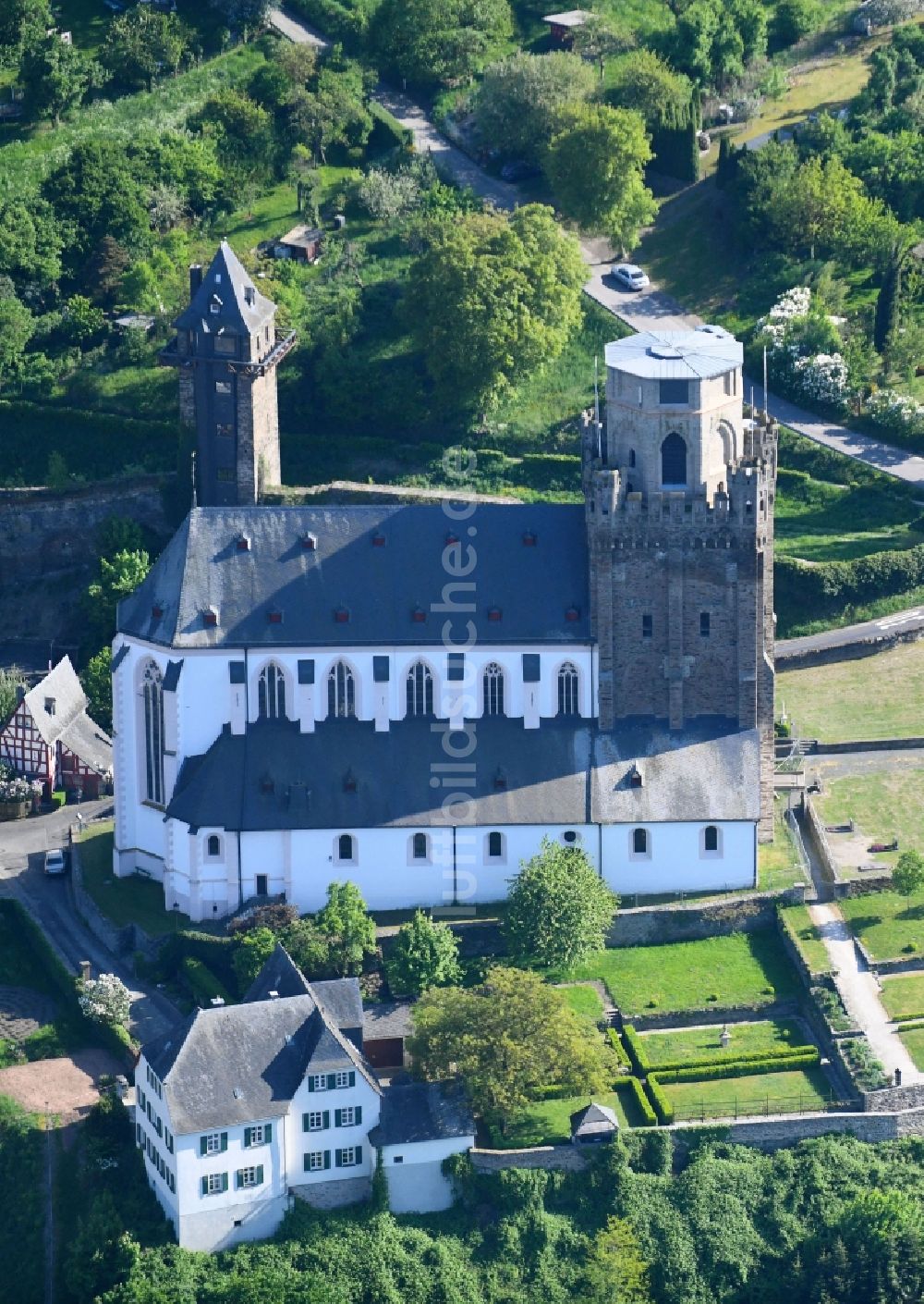 Luftbild Oberwesel - Kirchengebäude der Pfarrkirche St. Martin auf dem Martinsberg in Oberwesel im Bundesland Rheinland-Pfalz, Deutschland