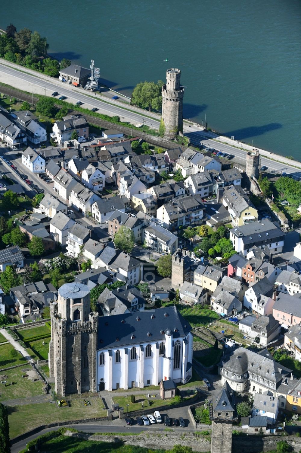 Luftbild Oberwesel - Kirchengebäude der Pfarrkirche St. Martin auf dem Martinsberg in Oberwesel im Bundesland Rheinland-Pfalz, Deutschland