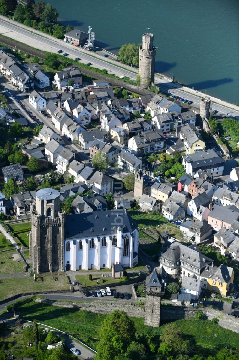 Luftaufnahme Oberwesel - Kirchengebäude der Pfarrkirche St. Martin auf dem Martinsberg in Oberwesel im Bundesland Rheinland-Pfalz, Deutschland