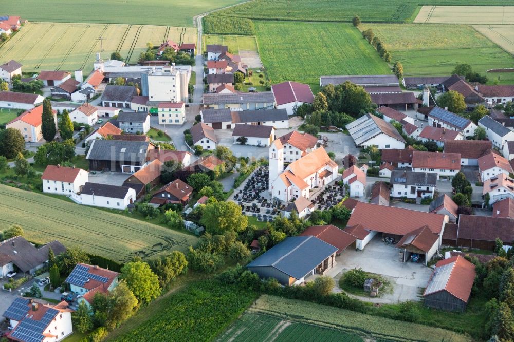 Luftbild Oberpöring - Kirchengebäude der Pfarrkirche St. Martin Oberpöring in Oberpöring im Bundesland Bayern, Deutschland