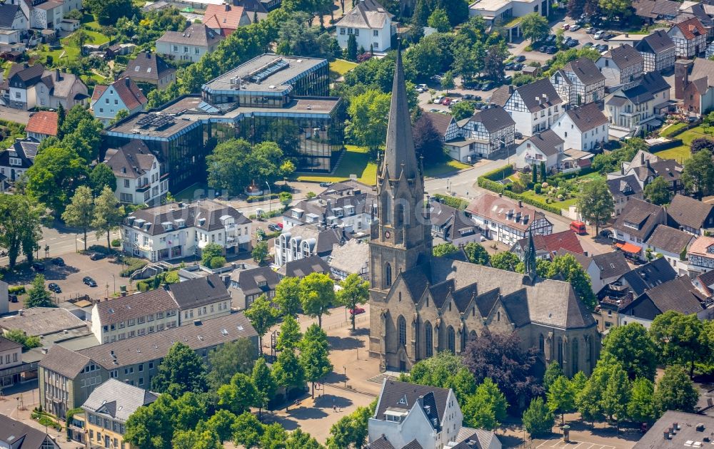 Warstein von oben - Kirchengebäude Pfarrkirche St. Pankratius in der Dieplohstraße im Altstadt- Zentrum in Warstein im Bundesland Nordrhein-Westfalen