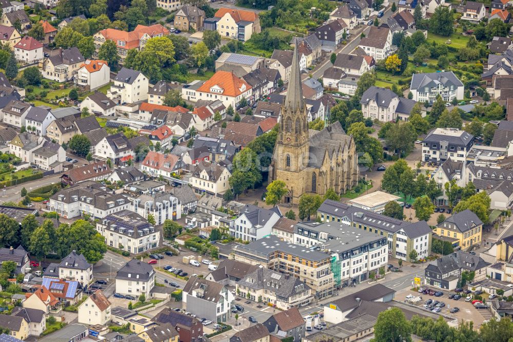 Warstein von oben - Kirchengebäude Pfarrkirche St. Pankratius in der Dieplohstraße im Altstadt- Zentrum in Warstein im Bundesland Nordrhein-Westfalen