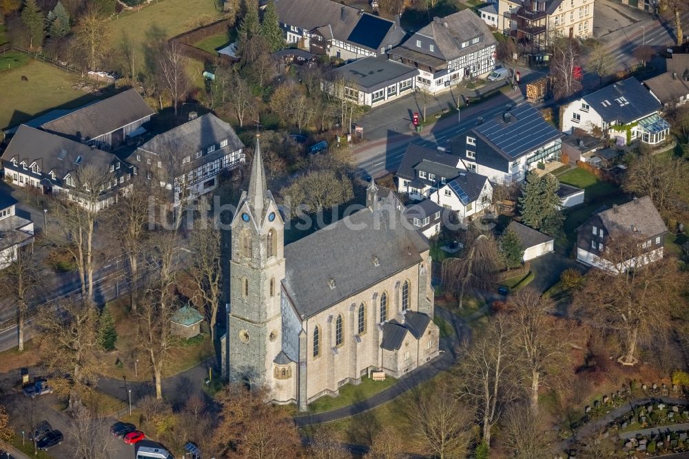 Reiste aus der Vogelperspektive: Kirchengebäude Pfarrkirche St. Pankratius in der Dorfmitte in Reiste im Bundesland Nordrhein-Westfalen, Deutschland