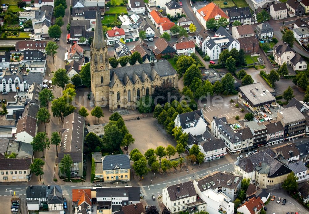 Warstein aus der Vogelperspektive: Kirchengebäude der Pfarrkirche St. Pankratius in Warstein im Bundesland Nordrhein-Westfalen