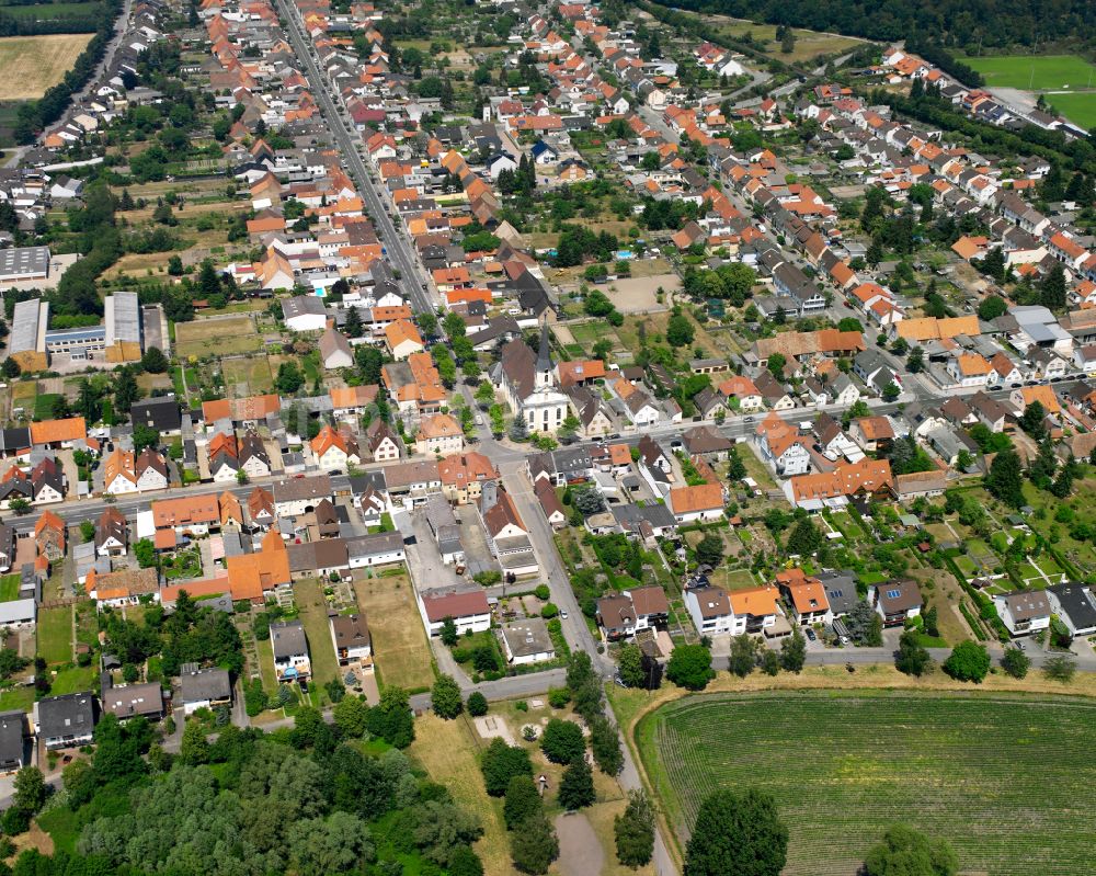 Luftbild Philippsburg - Kirchengebäude der Pfarrkirche St. Peter Huttenheim im Wohngebiet in Philippsburg im Bundesland Baden-Württemberg, Deutschland