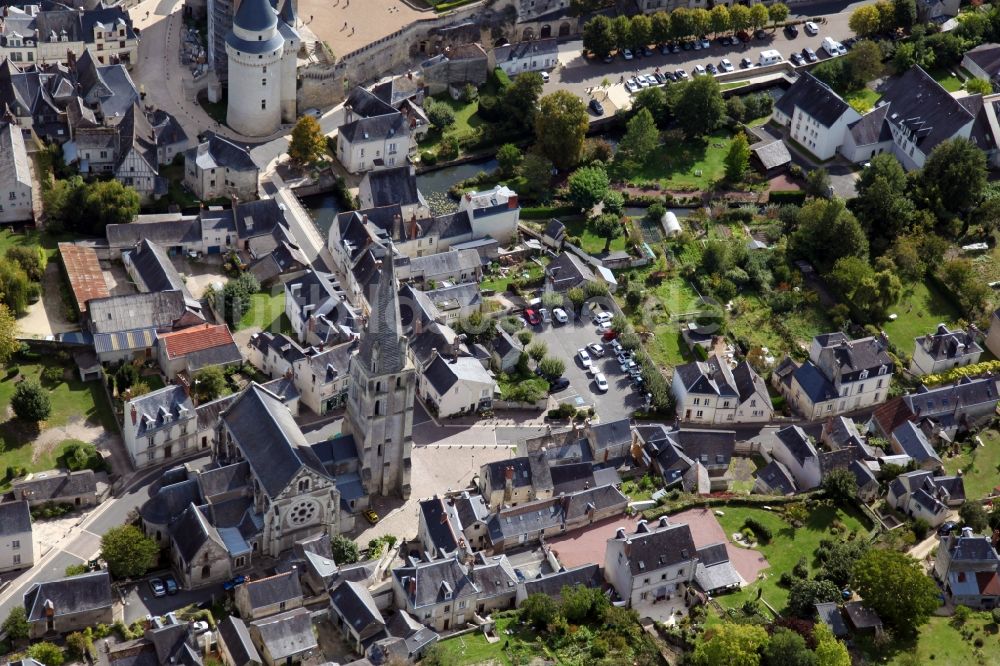 Langeais aus der Vogelperspektive: Kirchengebäude der Pfarrkirche Saint-Jean-Baptiste im Altstadt- Zentrum in Langeais in Centre-Val de Loire, Frankreich