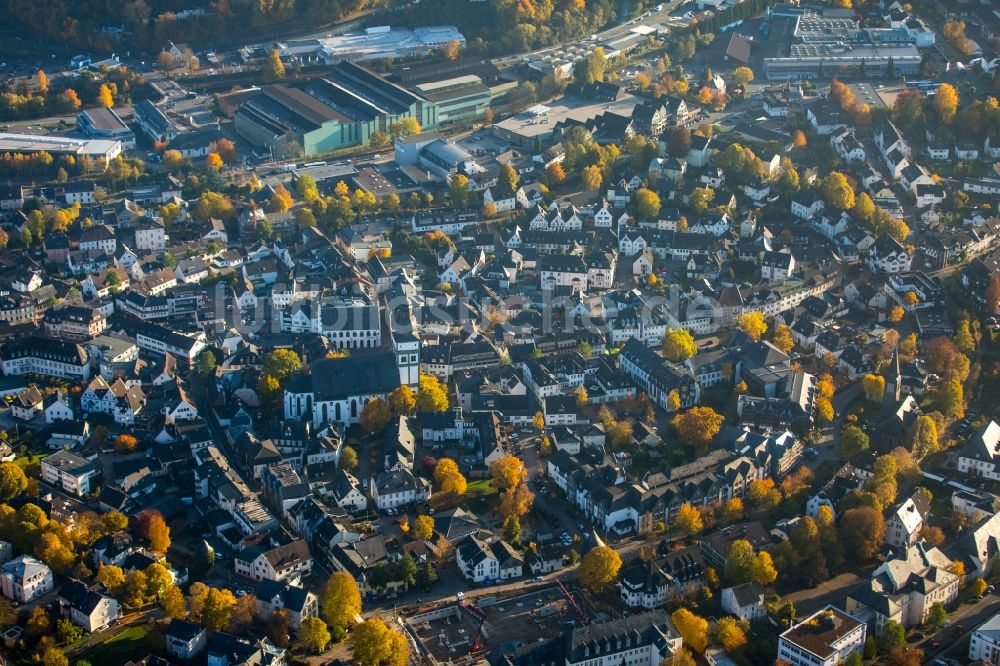 Attendorn aus der Vogelperspektive: Kirchengebäude Pfarrkirche Sankt Johannes Baptist im Altstadt- Zentrum in Attendorn im Bundesland Nordrhein-Westfalen