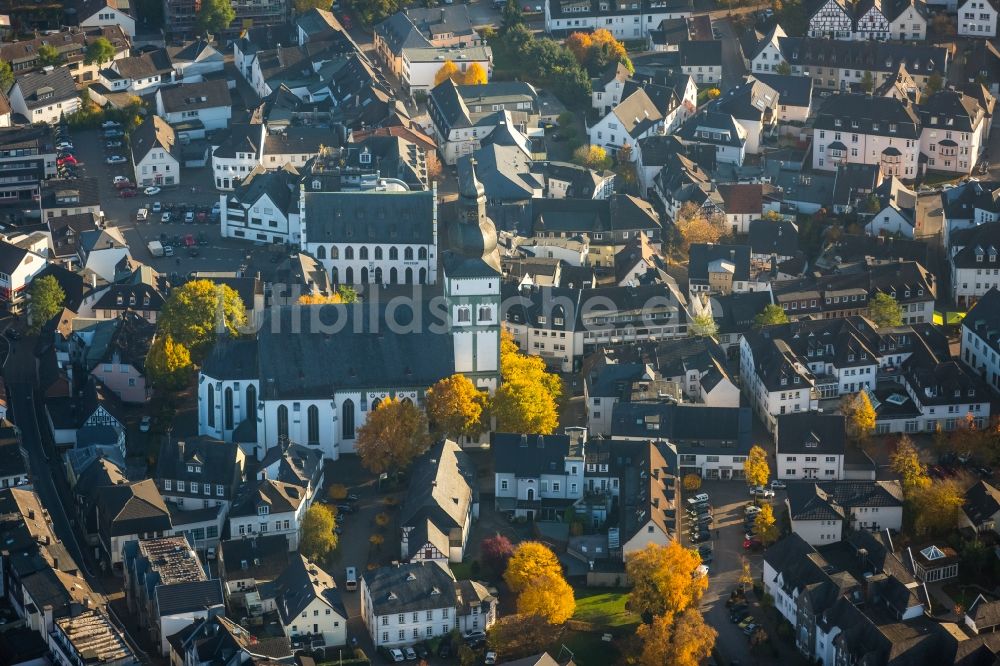 Luftbild Attendorn - Kirchengebäude Pfarrkirche Sankt Johannes Baptist im Altstadt- Zentrum in Attendorn im Bundesland Nordrhein-Westfalen