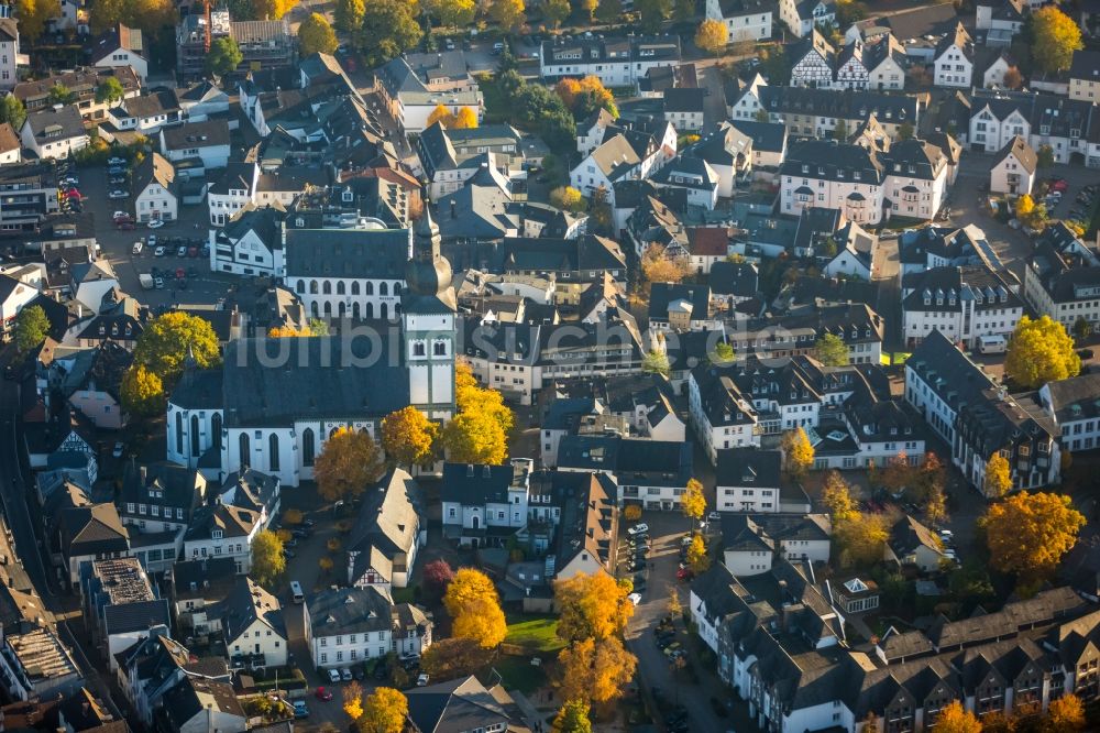 Luftaufnahme Attendorn - Kirchengebäude Pfarrkirche Sankt Johannes Baptist im Altstadt- Zentrum in Attendorn im Bundesland Nordrhein-Westfalen