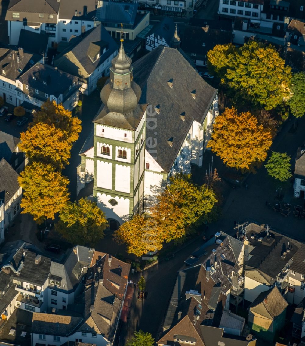 Attendorn von oben - Kirchengebäude der Pfarrkirche Sankt Johannes Baptist in Attendorn im Bundesland Nordrhein-Westfalen