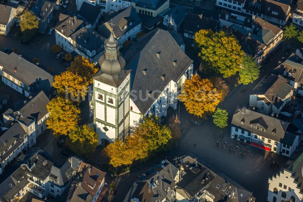 Attendorn aus der Vogelperspektive: Kirchengebäude der Pfarrkirche Sankt Johannes Baptist in Attendorn im Bundesland Nordrhein-Westfalen