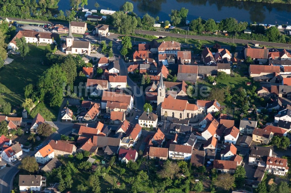 Luftaufnahme Theres - Kirchengebäude der Pfarrkirche Sankt Kilian in der Dorfmitte im Ortsteil Obertheres in Theres im Bundesland Bayern, Deutschland