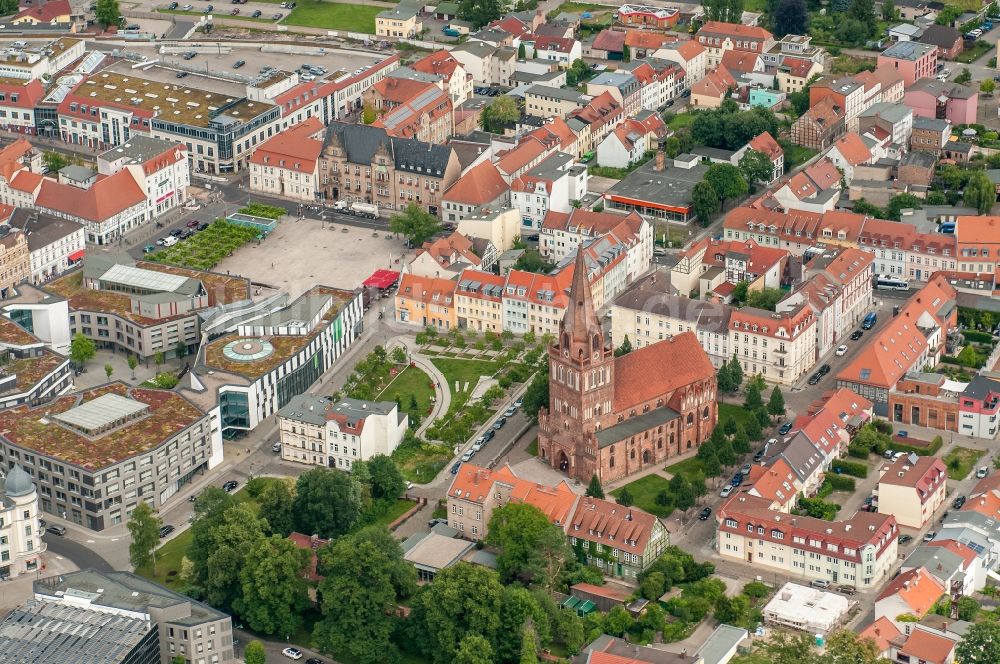 Luftaufnahme Eberswalde - Kirchengebäude Pfarrkirche Sankt Maria Magdalena in Eberswalde im Bundesland Brandenburg, Deutschland