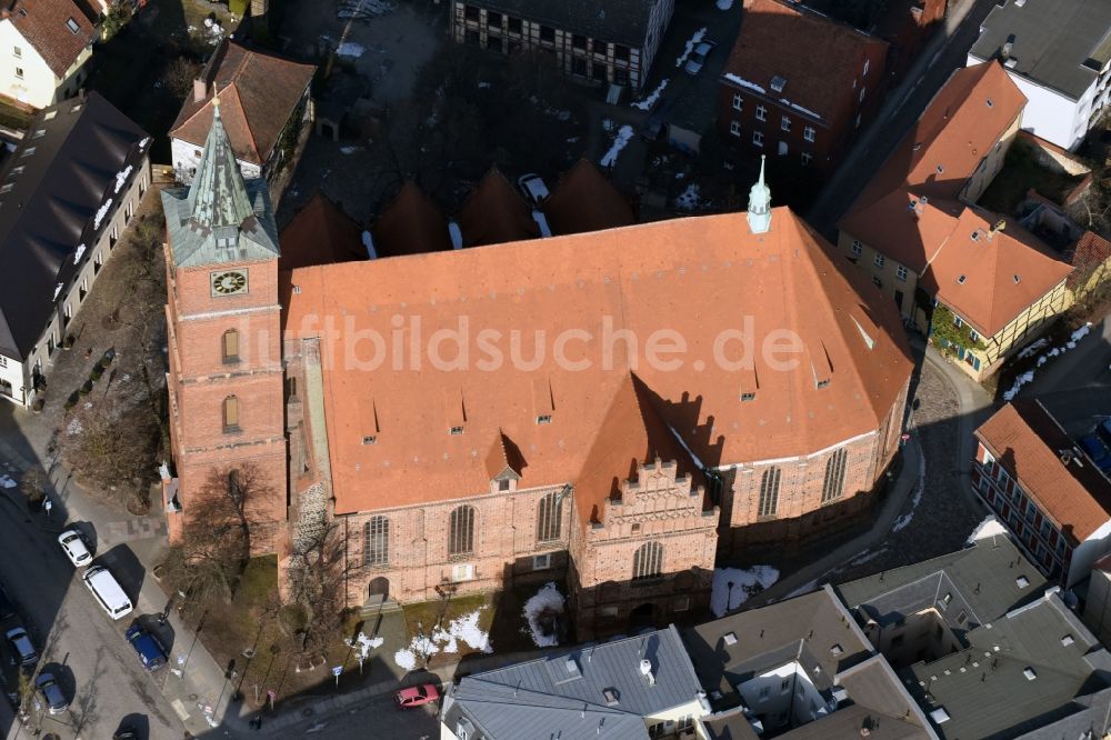 Bernau von oben - Kirchengebäude der Pfarrkirche Sankt Marien Kirchgasse in Bernau im Bundesland Brandenburg