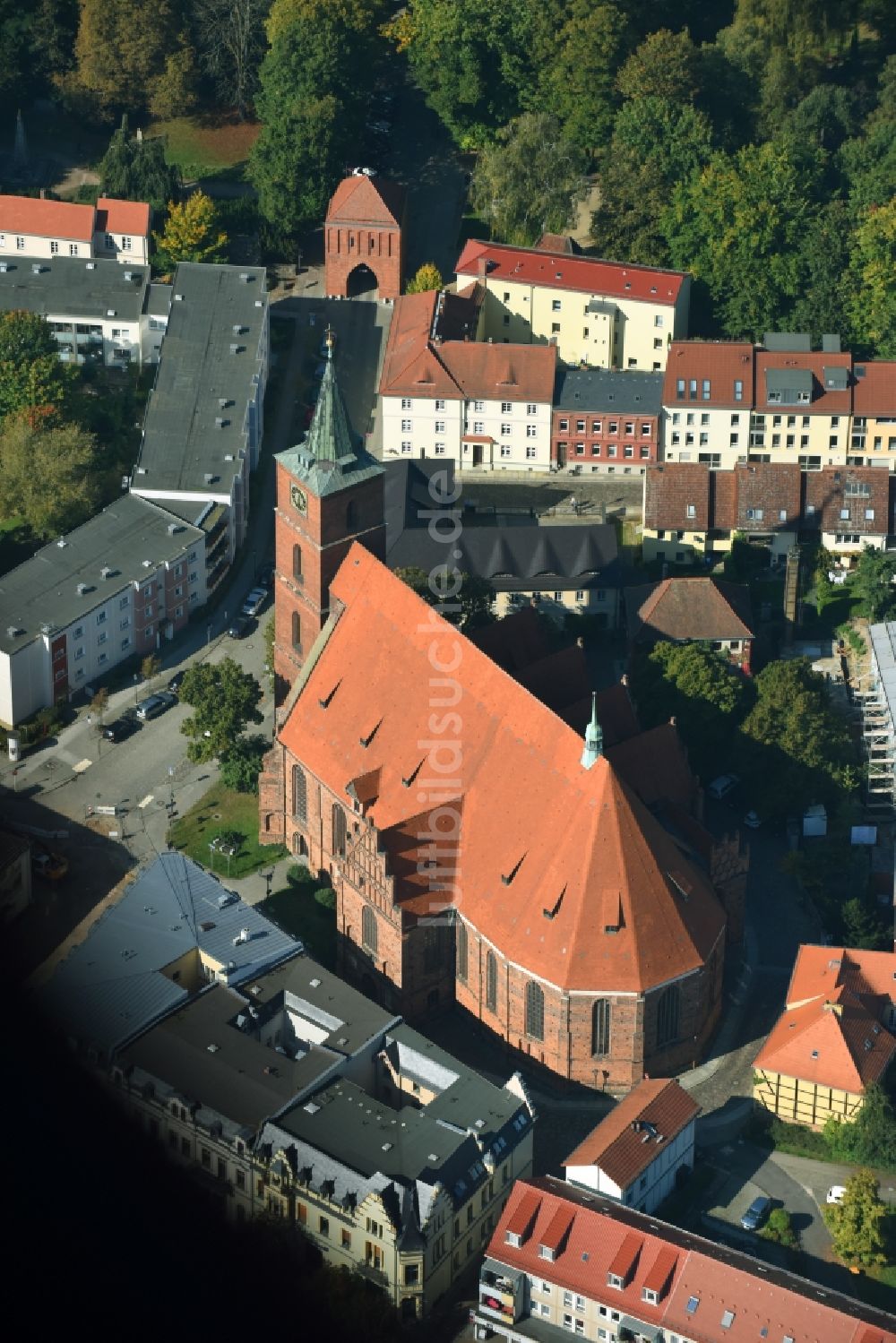 Bernau von oben - Kirchengebäude der Pfarrkirche Sankt Marien Kirchgasse in Bernau im Bundesland Brandenburg