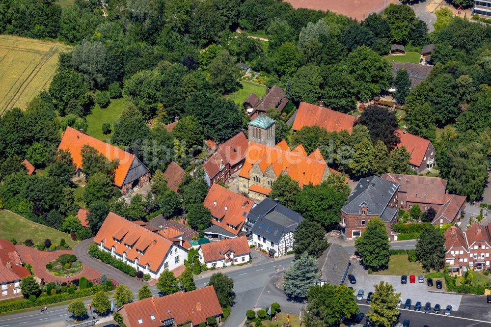 Luftbild Vellern - Kirchengebäude der Pfarrkirche Sankt Pankratius Kirche in Vellern im Bundesland Nordrhein-Westfalen, Deutschland