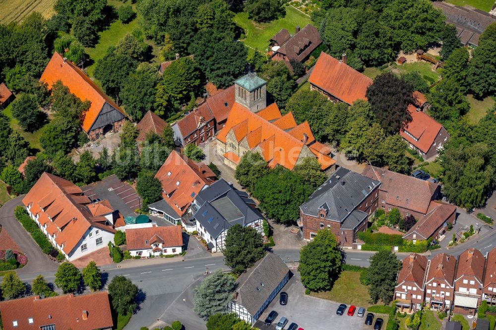 Luftaufnahme Vellern - Kirchengebäude der Pfarrkirche Sankt Pankratius Kirche in Vellern im Bundesland Nordrhein-Westfalen, Deutschland