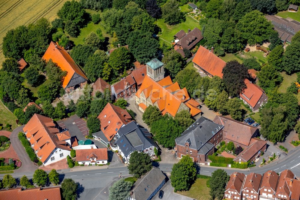 Vellern von oben - Kirchengebäude der Pfarrkirche Sankt Pankratius Kirche in Vellern im Bundesland Nordrhein-Westfalen, Deutschland