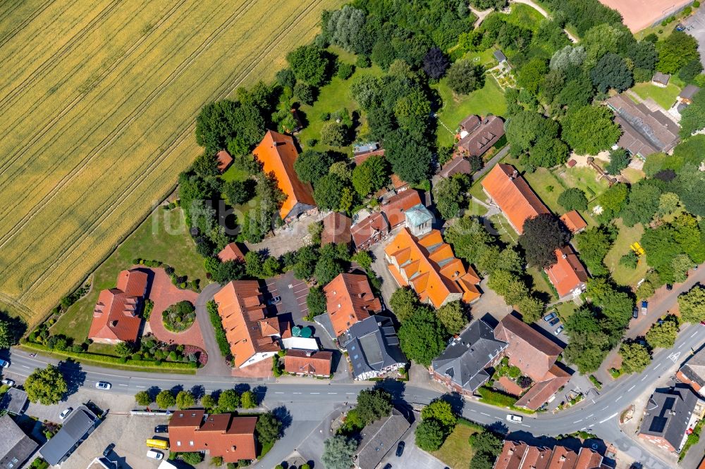 Vellern von oben - Kirchengebäude der Pfarrkirche Sankt Pankratius Kirche in Vellern im Bundesland Nordrhein-Westfalen, Deutschland