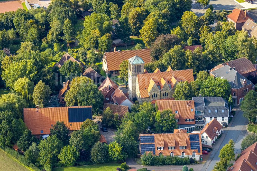 Luftbild Vellern - Kirchengebäude der Pfarrkirche Sankt Pankratius Kirche in Vellern im Bundesland Nordrhein-Westfalen, Deutschland