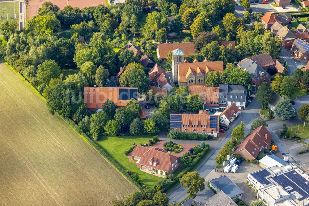 Luftaufnahme Vellern - Kirchengebäude der Pfarrkirche Sankt Pankratius Kirche in Vellern im Bundesland Nordrhein-Westfalen, Deutschland