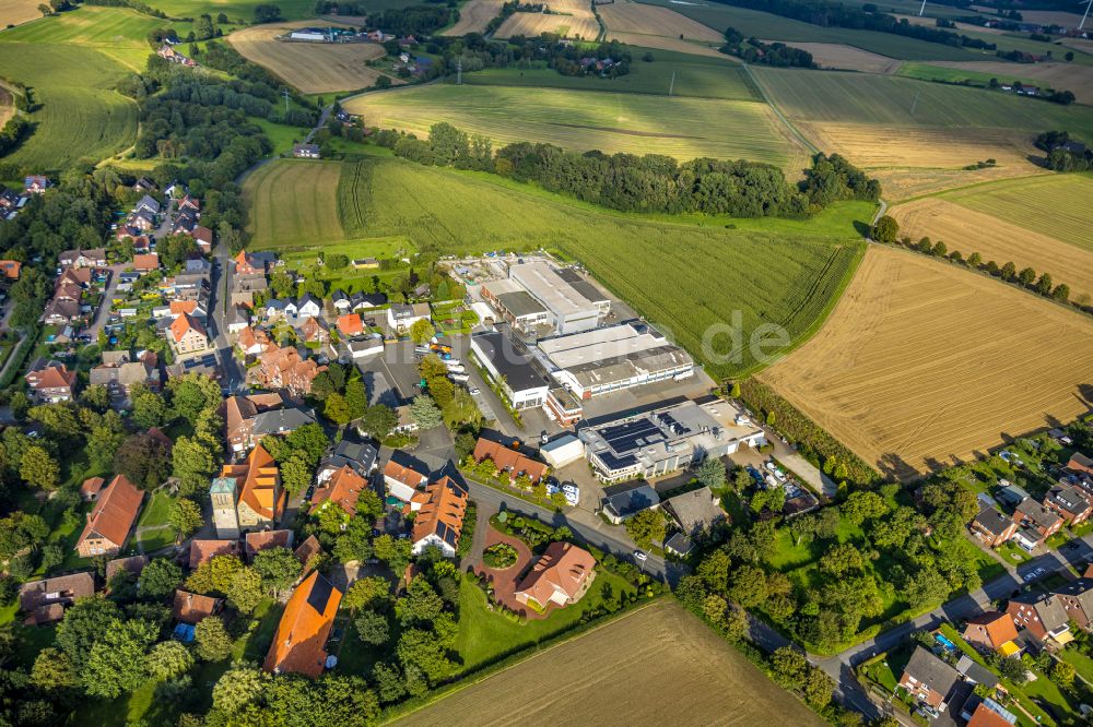 Vellern von oben - Kirchengebäude der Pfarrkirche Sankt Pankratius Kirche in Vellern im Bundesland Nordrhein-Westfalen, Deutschland