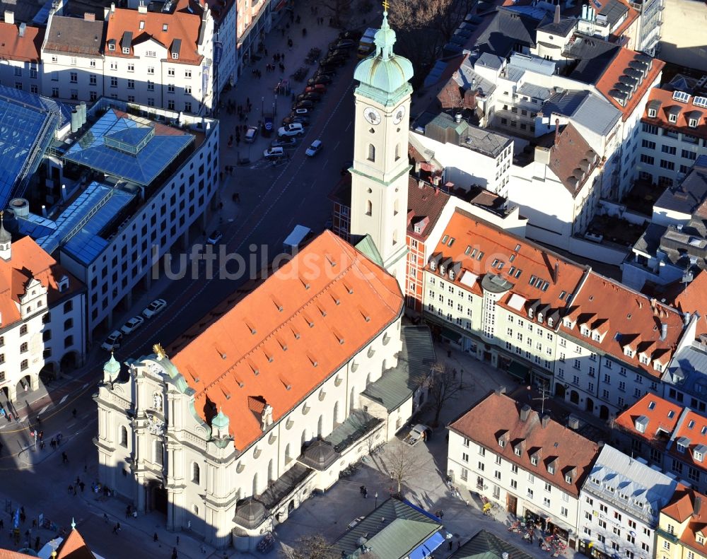 München aus der Vogelperspektive: Kirchengebäude Pfarrkirche Sankt Peter deren Turm im Volksmund Alter Peter genannt wird in München im Bundesland Bayern, Deutschland