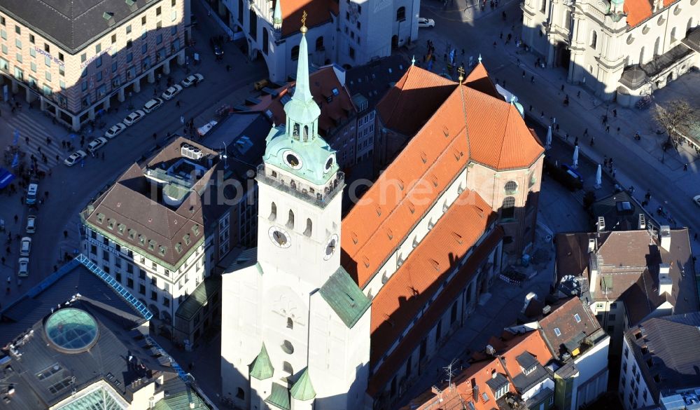 Luftbild München - Kirchengebäude Pfarrkirche Sankt Peter deren Turm im Volksmund Alter Peter genannt wird in München im Bundesland Bayern, Deutschland