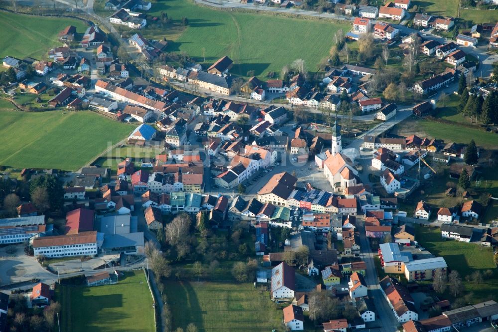 Luftbild Triftern - Kirchengebäude von Pfarrkirche St. Stephan in der Dorfmitte in Triftern im Bundesland Bayern, Deutschland