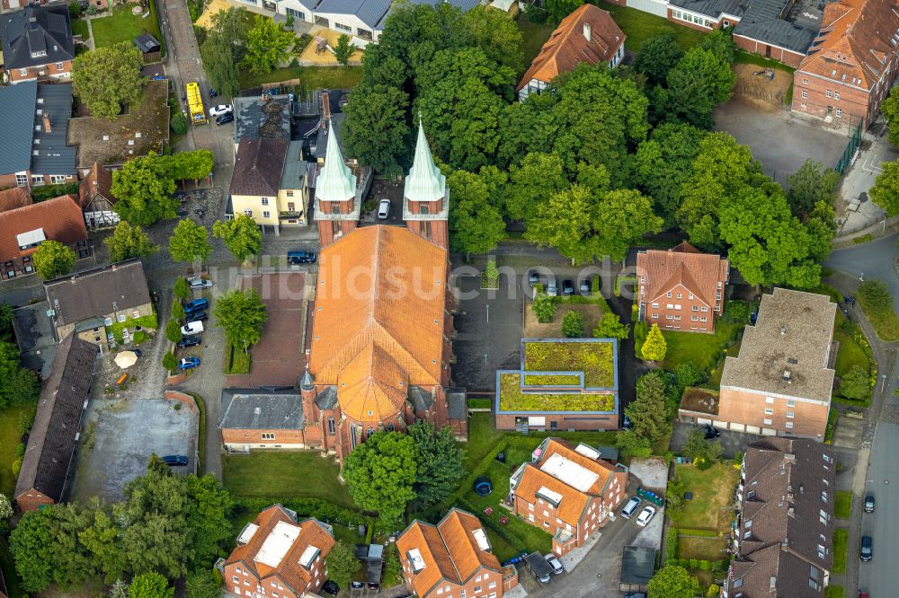 Luftbild Heessen - Kirchengebäude Pfarrkirche St. Stephanus in Heessen im Bundesland Nordrhein-Westfalen, Deutschland