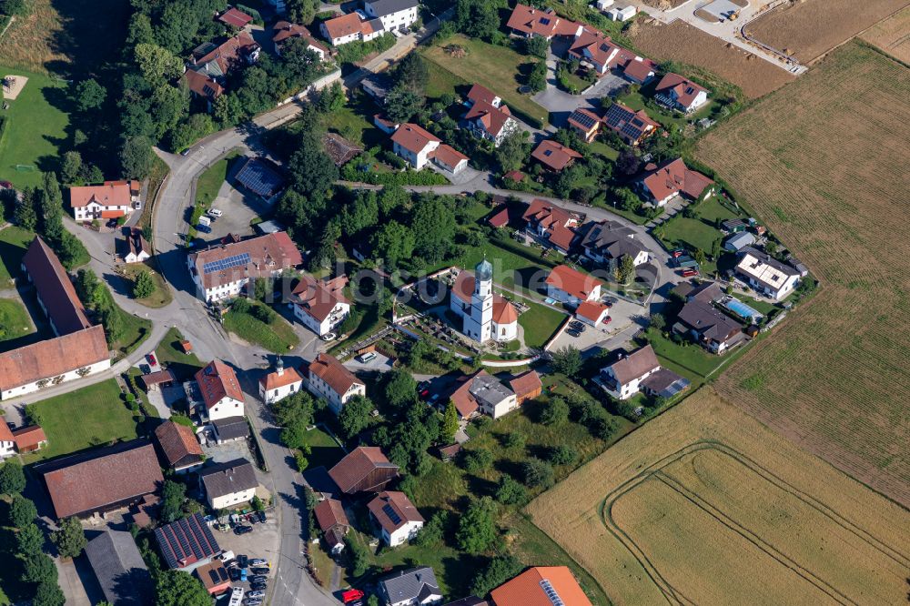 Hohenthann von oben - Kirchengebäude der Pfarrkirche St. Stephanus in der Ortsmitte in Hohenthann im Bundesland Bayern, Deutschland