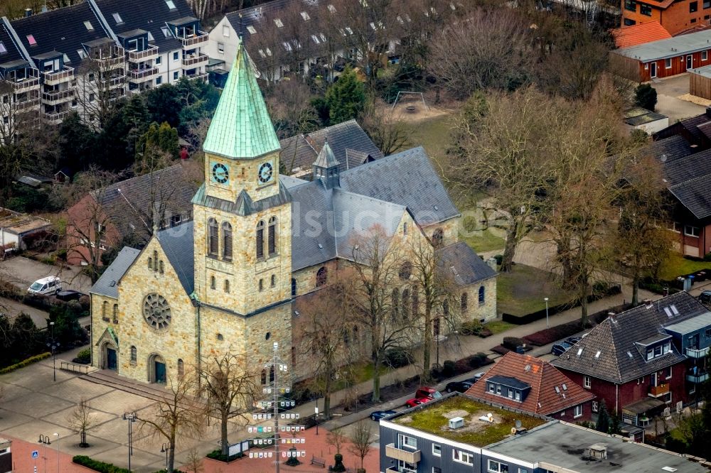 Luftbild Kirchhellen - Kirchengebäude der Pfarrkirche St.Johannes der Täufer An St. Johannes in Kirchhellen im Bundesland Nordrhein-Westfalen, Deutschland