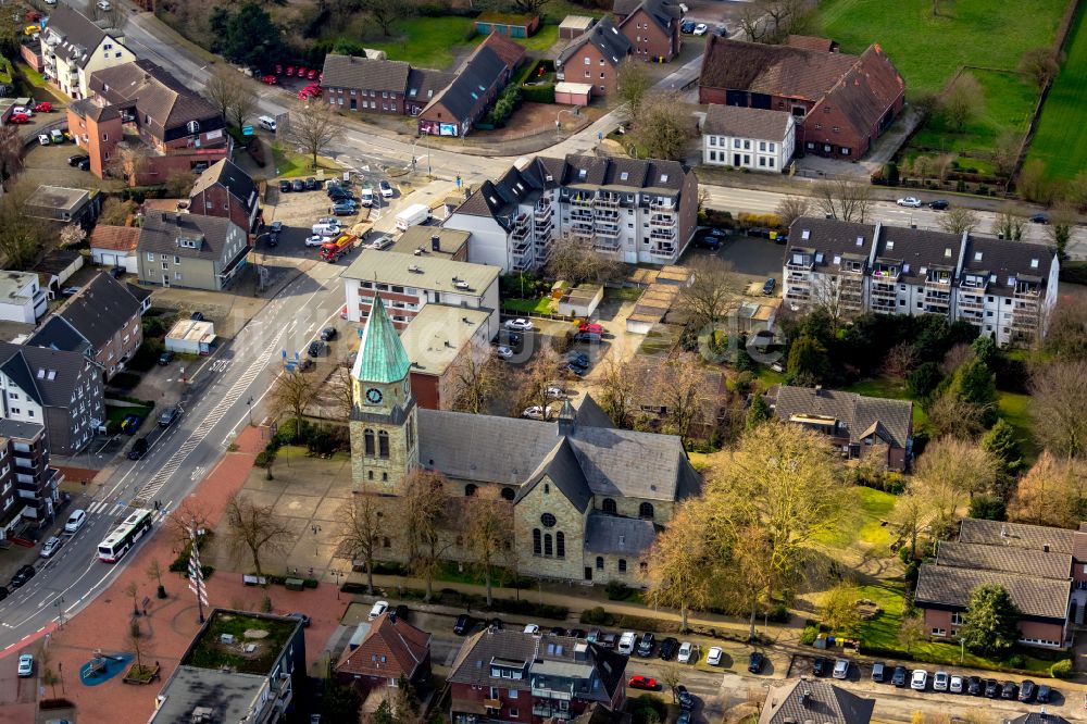 Luftaufnahme Kirchhellen - Kirchengebäude der Pfarrkirche St.Johannes der Täufer An St. Johannes in Kirchhellen im Bundesland Nordrhein-Westfalen, Deutschland