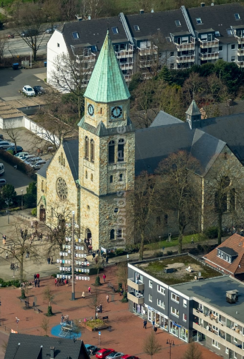 Bottrop von oben - Kirchengebäude der Pfarrkirche St.Johannes der Täufer im Ortsteil Kirchhellen in Bottrop im Bundesland Nordrhein-Westfalen