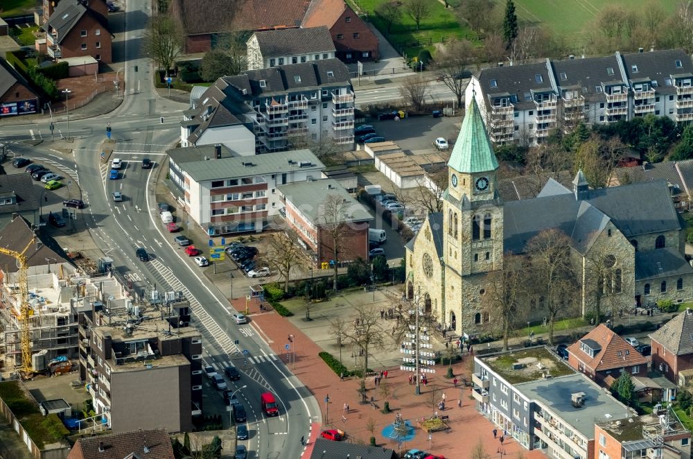 Bottrop aus der Vogelperspektive: Kirchengebäude der Pfarrkirche St.Johannes der Täufer im Ortsteil Kirchhellen in Bottrop im Bundesland Nordrhein-Westfalen