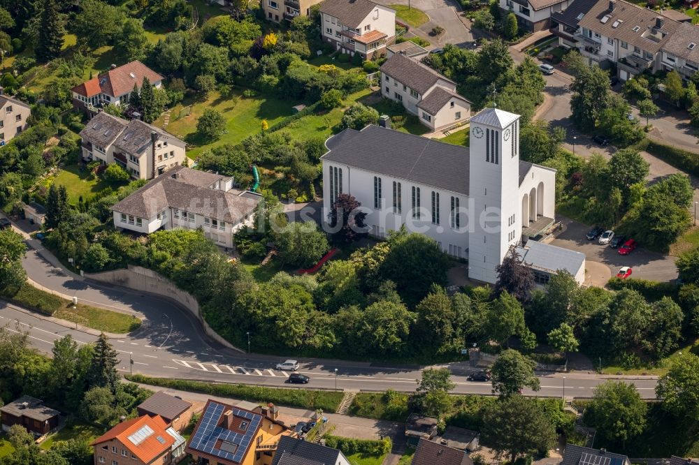 Arnsberg aus der Vogelperspektive: Kirchengebäude der St. Pius Kirche in Arnsberg im Bundesland Nordrhein-Westfalen, Deutschland