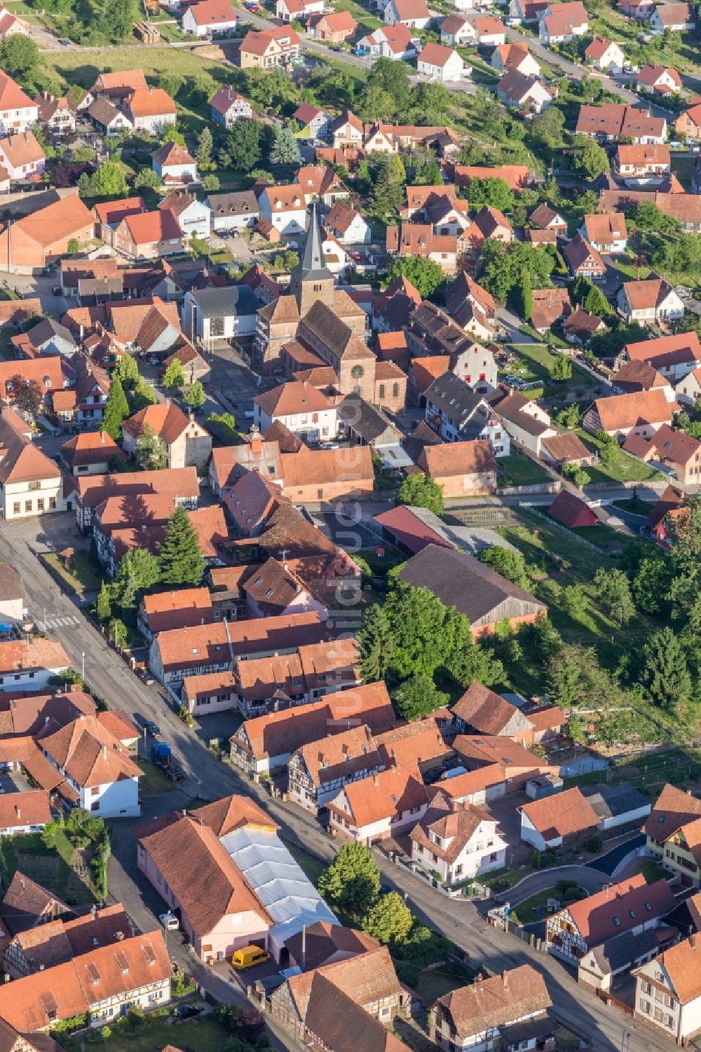 Luftbild Surbourg - Kirchengebäude des Presbytère Catholique im Altstadt- Zentrum in Surbourg in Grand Est, Frankreich